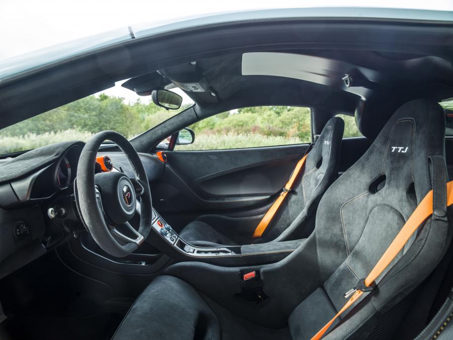 Интерьер McLaren MSO 675LT Gulf Racing Theme 2018 года  (фото 10 из 10)